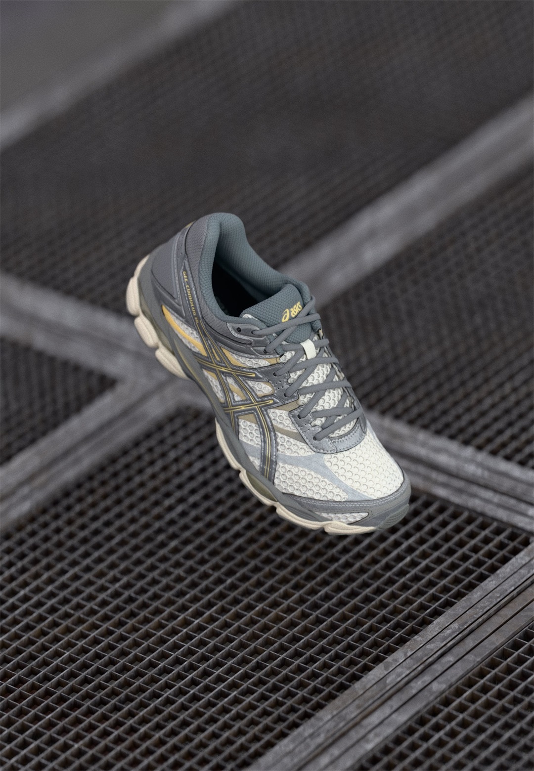 ASICS SportStyle GEL CUMULUS 16 UNISEX - Sneaker low - cream/clay grey/weiß