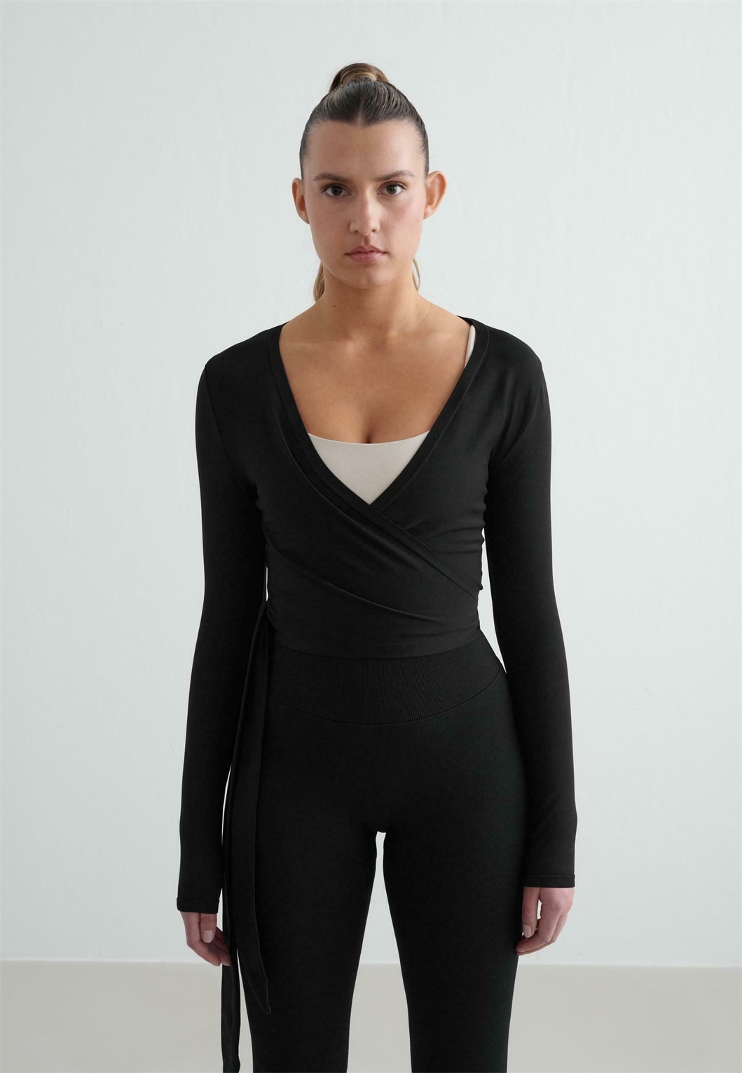 aim’n® SHAPE SEAMLESS WRAP - Langarmshirt - black/schwarz