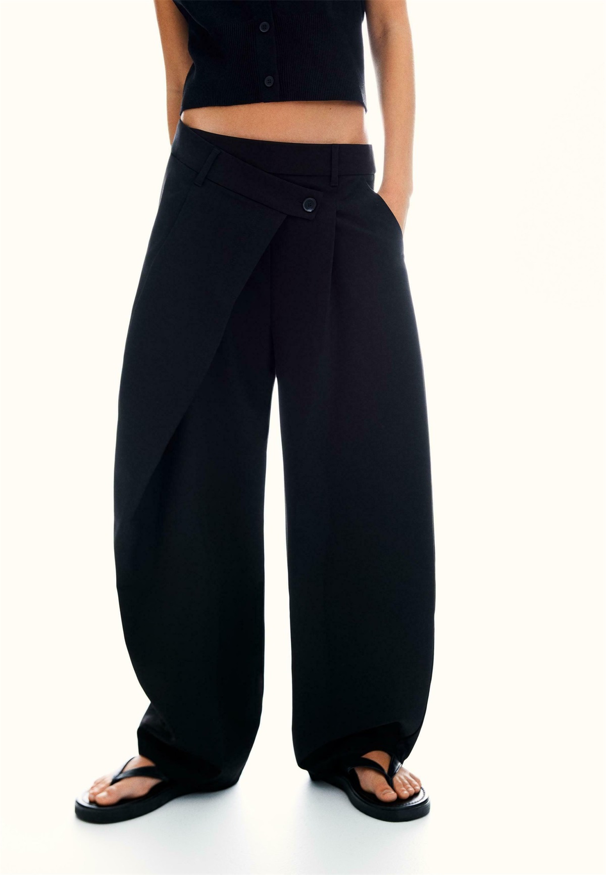 Bershka TAILORED FIT WITH CROSSOVER WAIST - Stoffhose - black/schwarz