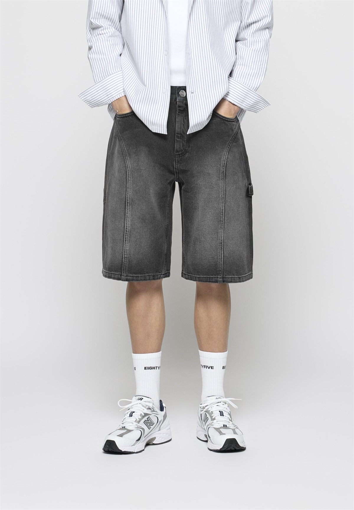 EIGHTYFIVE DIVIDING SEAMS BAGGY UNISEX - Jeans Shorts - granite black/black denim