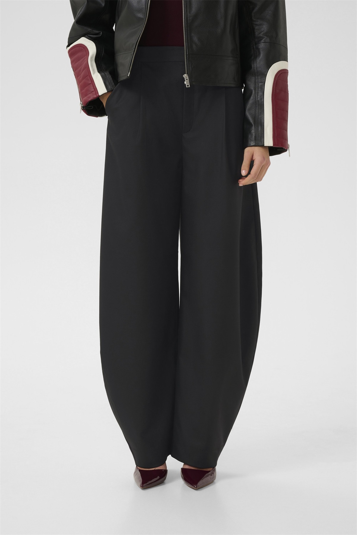 Gestuz CALLIA BARREL PANTS - Stoffhose - black/schwarz Gestuz CALLIA BARREL PANTS - Stoffhose - black/schwarz