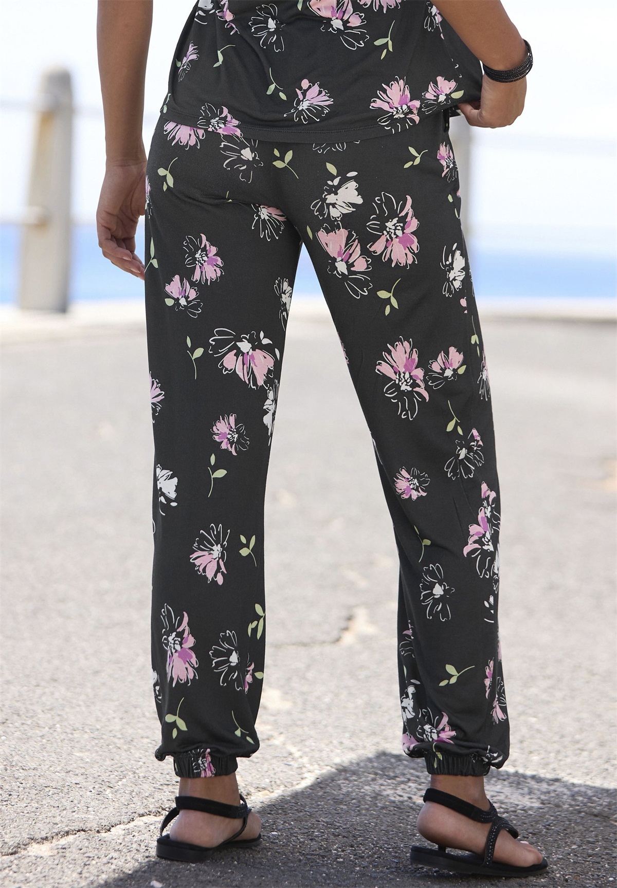 LASCANA Stoffhose - schwarz mauve bedruckt/mauve