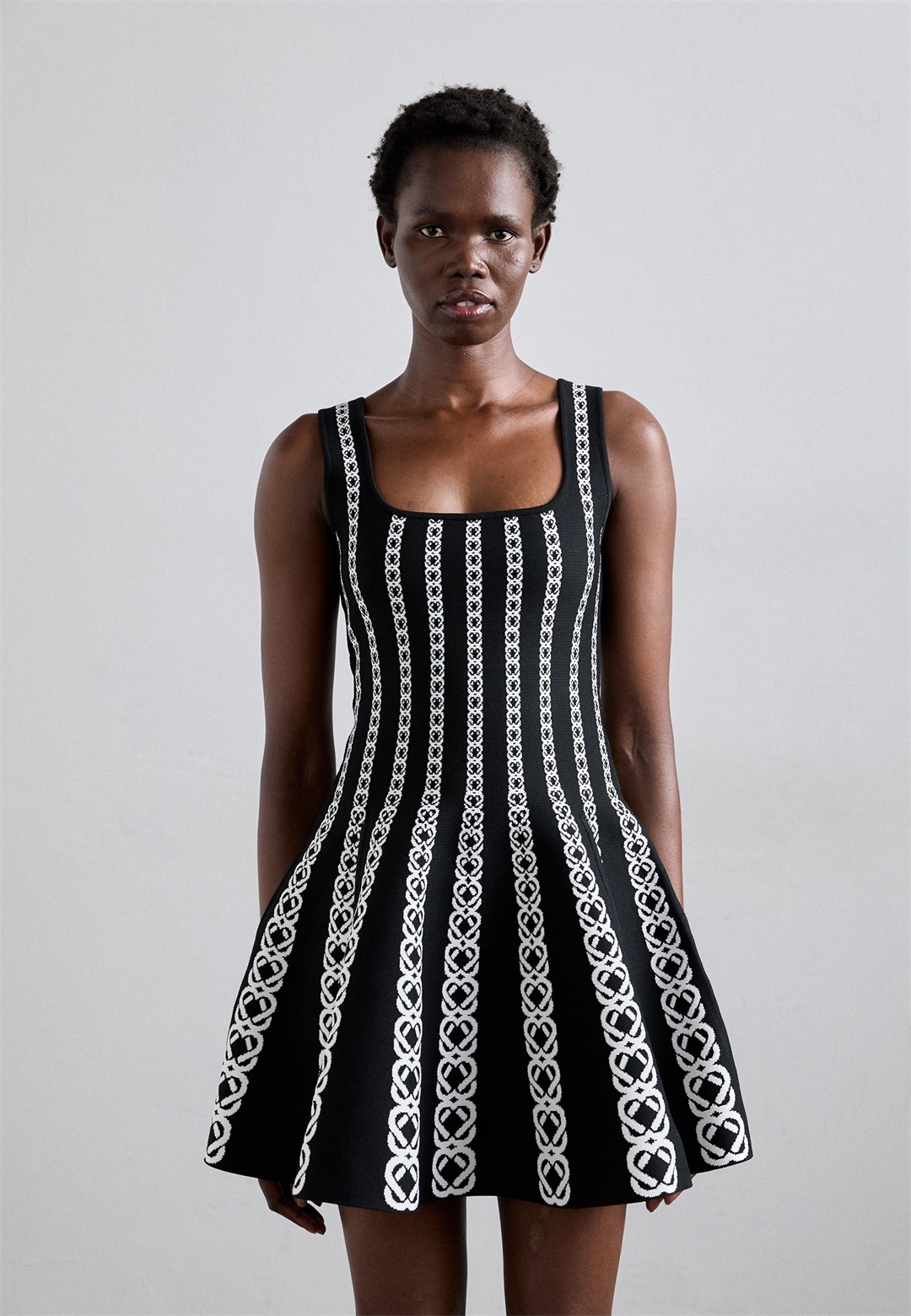 Maje RUSSELGO - Strickkleid - blanc/noir/weiß