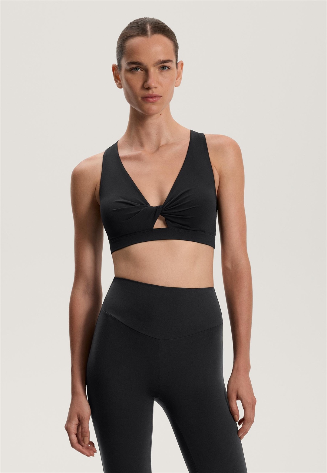 OYSHO MEDIUM-SUPPORT TWIST COMFORTLUX WITH CUPS - Sport-BH mit mittlerer Stützkraft - black/schwarz
