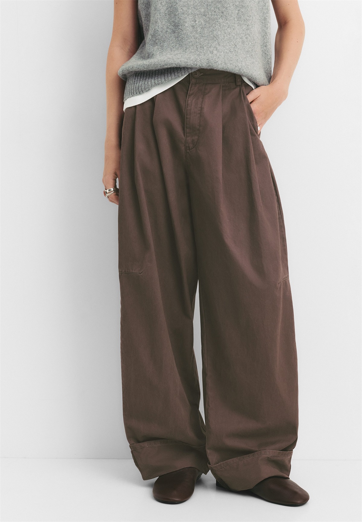 PULL&BEAR BALLOON FIT WITH DARTS - Stoffhose - dark brown/dunkelbraun