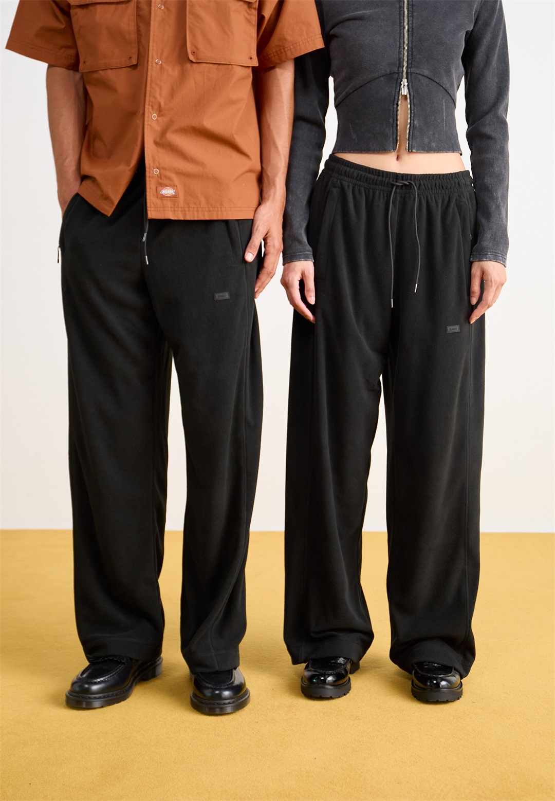 Rains ADDIS PANTS WIDE UNISEX - Jogginghose - black/schwarz