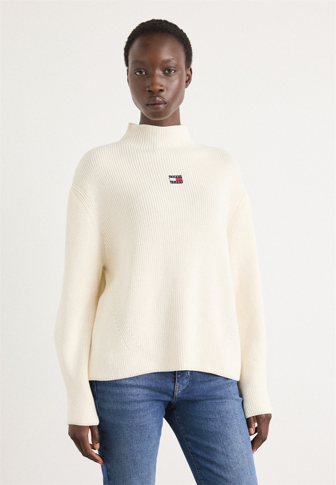 Tommy Jeans MOCKNECK BADGE - Strickpullover - ancient white/weiß