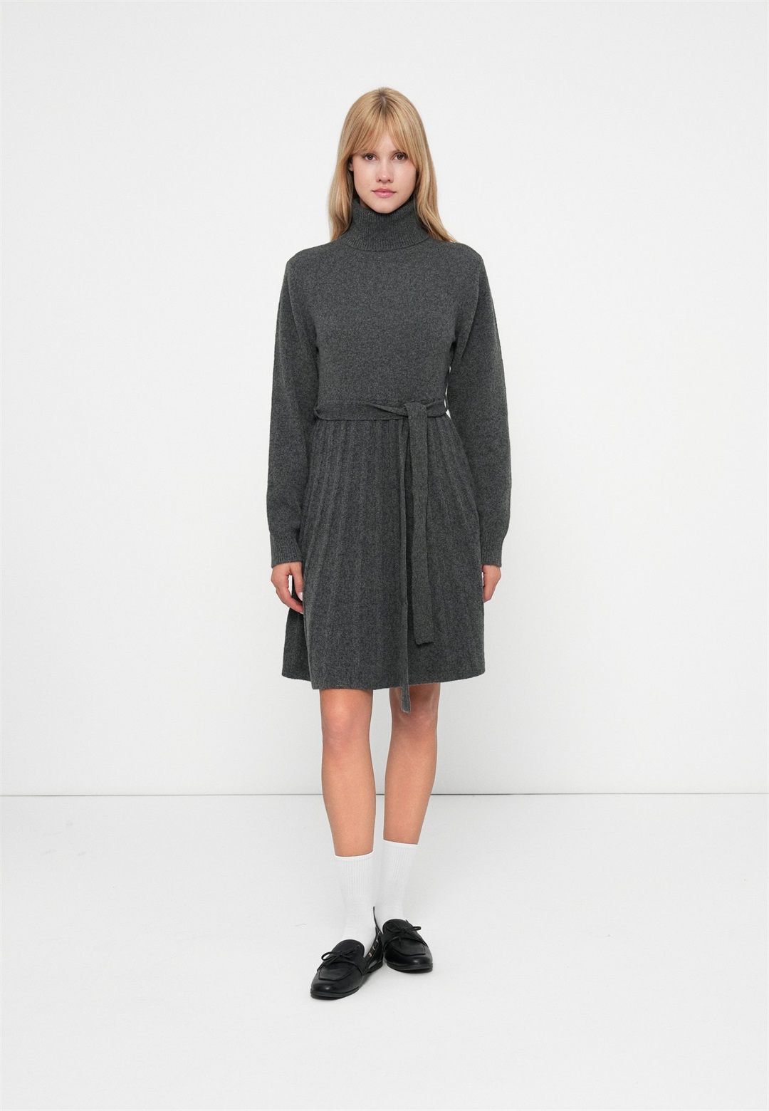 VILA VITRINE ROLLNECK SHORT DRESS - Strickkleid - medium grey melange/grau-meliert