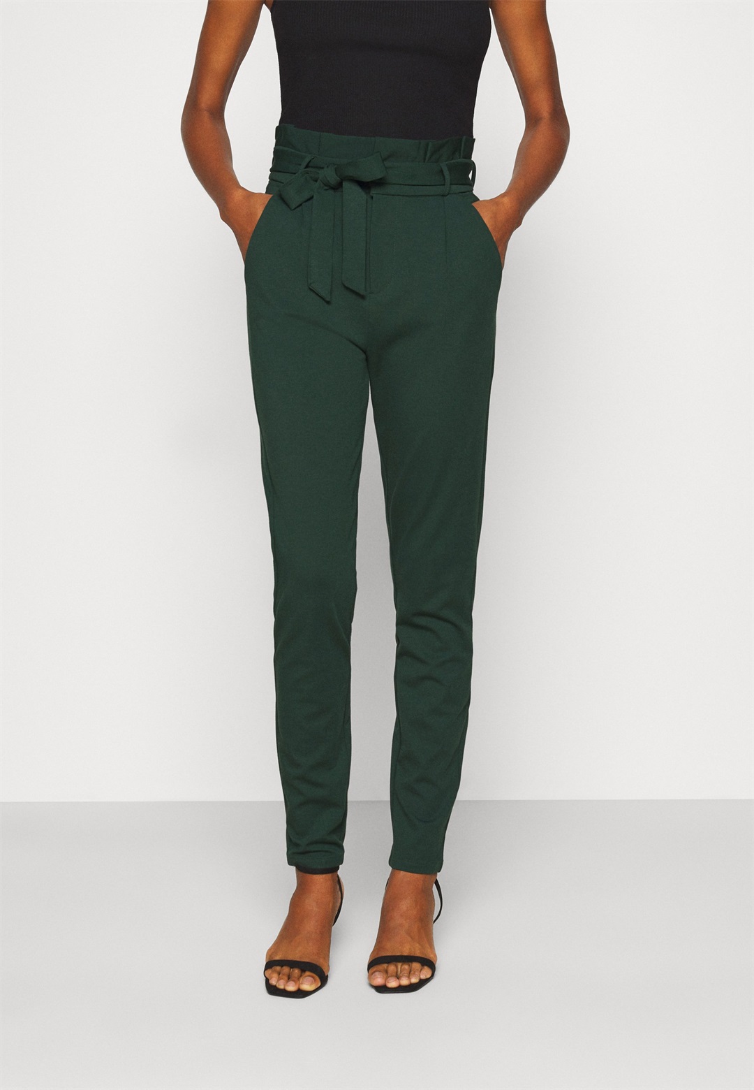 Vero Moda Tall VMEVA PAPERBAG - Stoffhose - pine grove/dunkelgrün