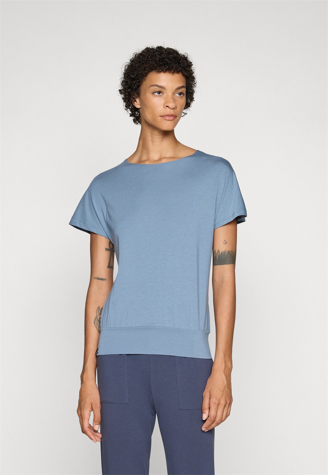 Yogasearcher MEDE - T-Shirt basic - orage/blau